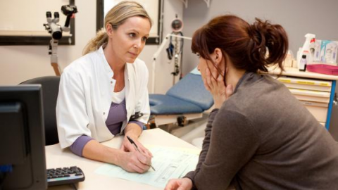 К какому врачу обратиться при геморрое?